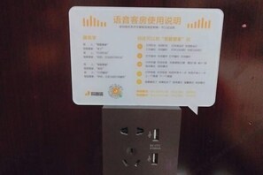 Segnaletica con istruzioni per l'uso del sistema di controllo della stanza d'albergo attivato dalla voce.