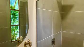 Ducha, toallas, jabón y papel higiénico