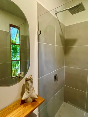 Een douche, handdoeken, zeep, toiletpapier