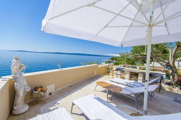 Outdoor dining - Apartments Nives -Standard Two Bedroom Apartment (Okrug Gornji)