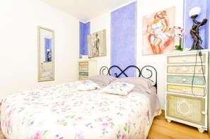2 bedrooms, iron/ironing board, internet, bed sheets