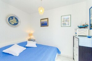 2 slaapkamers, een strijkplank/strijkijzer, internet, beddengoed