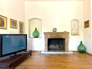 Royal Apartment, Patio, Garden View | Living area | 32-inch flat-screen TV with digital channels - L'araucaria Guest House (Riola Sardo)