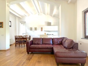 Royal Apartment, Patio, Garden View | Living area | 32-inch flat-screen TV with digital channels - L'araucaria Guest House (Riola Sardo)