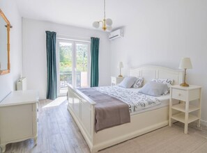 4 bedrooms, internet, bed sheets