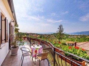 Outdoor dining - Modern Comfort with Shared Pool, Balconies & Lush Green Surroundings - One Bedroom Apartment (Kastav)