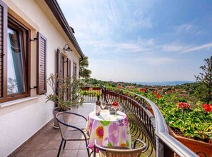 Outdoor dining - Modern Comfort with Shared Pool, Balconies & Lush Green Surroundings - One Bedroom Apartment (Kastav)