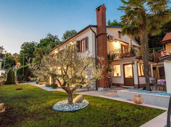 Exterior - Modern Comfort with Shared Pool, Balconies & Lush Green Surroundings - One Bedroom Apartment (Kastav)