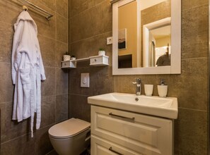 Shower, hair dryer, towels - Authentic Stay in the Heart of Zadar’s Old Town - Deluxe Double Room With balcony (Zadar)