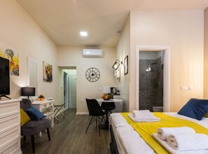 1 slaapkamer, een strijkplank/strijkijzer, wifi, beddengoed