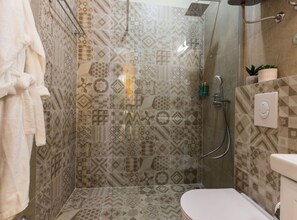 Dusj, hårføner og håndklær