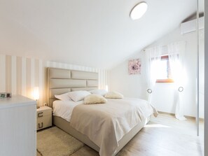 4 bedrooms, iron/ironing board, travel cot, Internet - Modern Escape with Private Pool - 4 Bedroom Villa (Zadar)