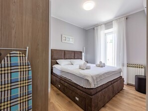 2 bedrooms, iron/ironing board, Internet, bed sheets