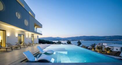 Villa Azure Bliss | 5 Bedrooms | Private Pool | Modern Furnishing | Parking.