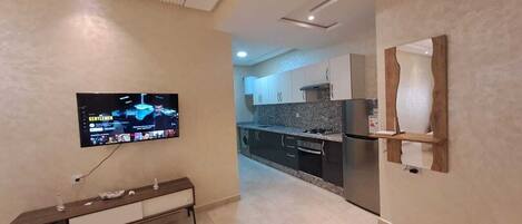 Kühlschrank, Ofen, Herdplatte, Wasserkocher mit Kaffee-/Teezubehör