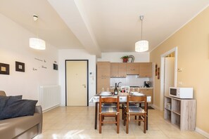 Interior - Station Apartment · 1 Min Bus · Garage & Elevator (Venezia)