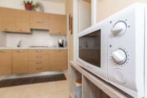 Kühlschrank, Mikrowelle, Herdplatte, Wasserkocher mit Kaffee-/Teezubehör