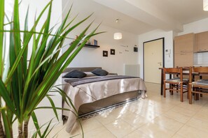 1 habitación, tabla de planchar con plancha y cuna de viaje 