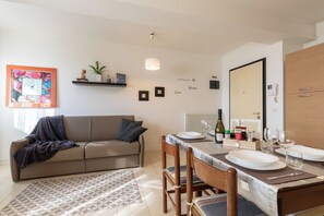Dining - Station Apartment · 1 Min Bus · Garage & Elevator (Venezia)