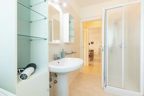 Dusche, Haartrockner, Bidet, Handtücher