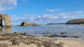 Una spiaggia nelle vicinanze