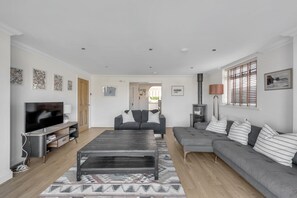 Smart TV - Large holiday home with sea views! (Perranporth)