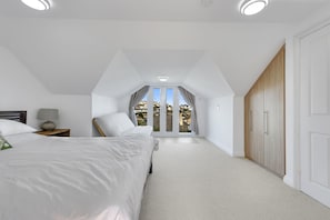 4 bedrooms, iron/ironing board, WiFi, bed sheets - Large holiday home with sea views! (Perranporth)