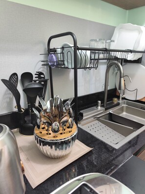 Căn hộ Deluxe | Bếp riêng | Tủ lạnh, lò nướng, bếp nấu, máy rửa bát 