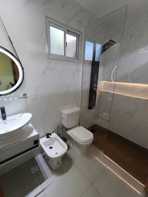 Deluxe-huoneisto | Kylpyhuone | Hiustenkuivaaja, bidee