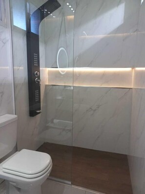 Deluxe Apartment | Bathroom | Hair dryer, bidet