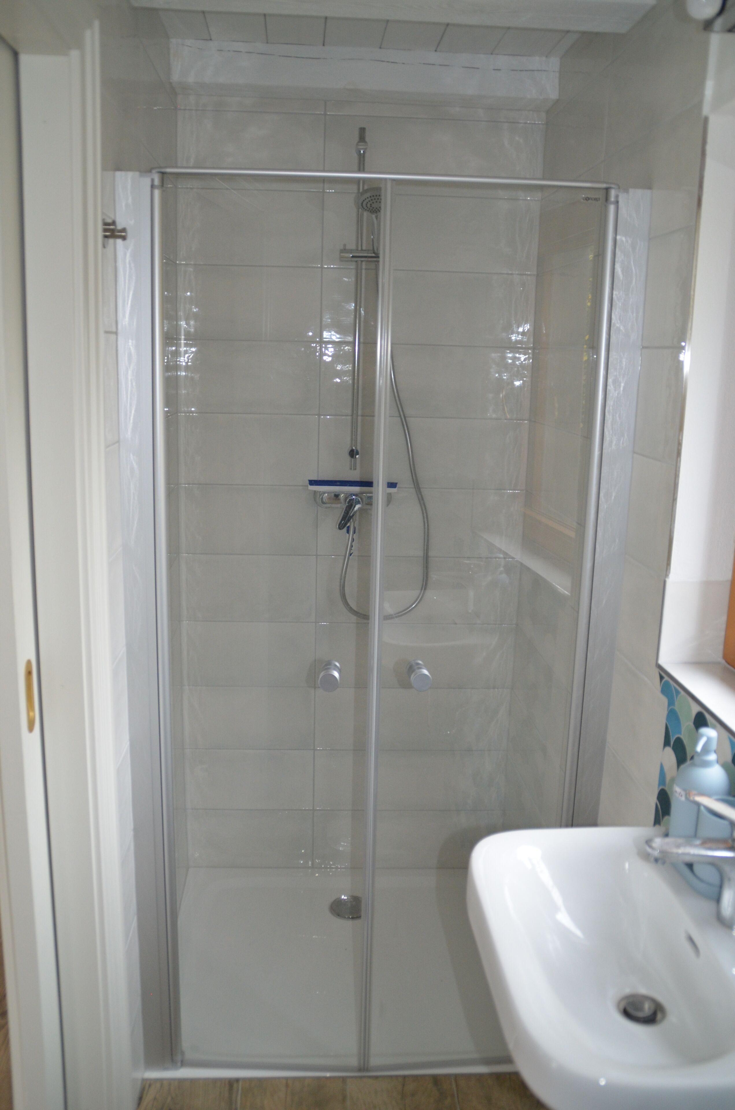 Douche, séchoir à cheveux, serviettes fournies, savon