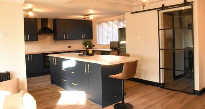 Modern 4-bedroom house - Fast WIFI, NEC, HS2, B'ham Airport, Park Access