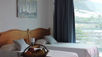 1 dormitorio, tabla de planchar con plancha, wifi y ropa de cama