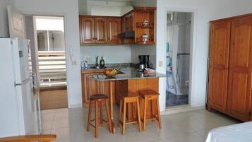 Réfrigérateur, micro-ondes, plaque de cuisson, cafetière/bouilloire