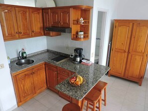 Réfrigérateur, micro-ondes, plaque de cuisson, cafetiÚre/bouilloire