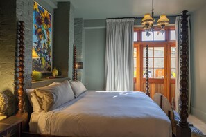 Desk, laptop workspace, free WiFi - Hotel Pompadour (New Orleans)