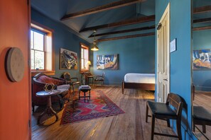 Desk, laptop workspace, free WiFi - Hotel Pompadour (New Orleans)