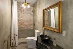 Family Suite, Multiple Beds, Kitchen, Courtyard Area | Bathroom | Separate bathtub and shower, towels, soap, shampoo