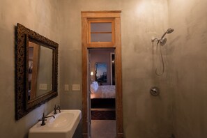 Bathroom - Hotel Pompadour (New Orleans)
