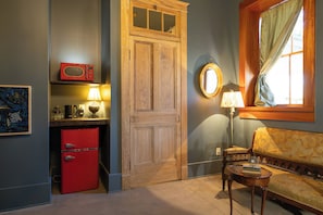 Superior Studio Suite, 1 Queen Bed, Kitchenette | Free WiFi