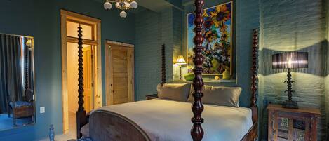 Escritorio, espacio para trabajar con laptop y wifi gratis