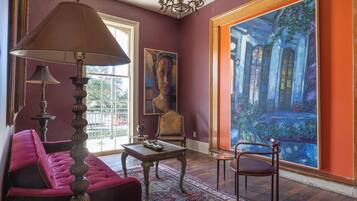 奢华开间套房, 1 张特大床, 阳台, 城市景观 | 起居区