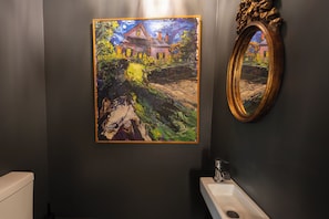 Superior Studio Suite, 1 King Bed | Bathroom | Towels, toilet paper