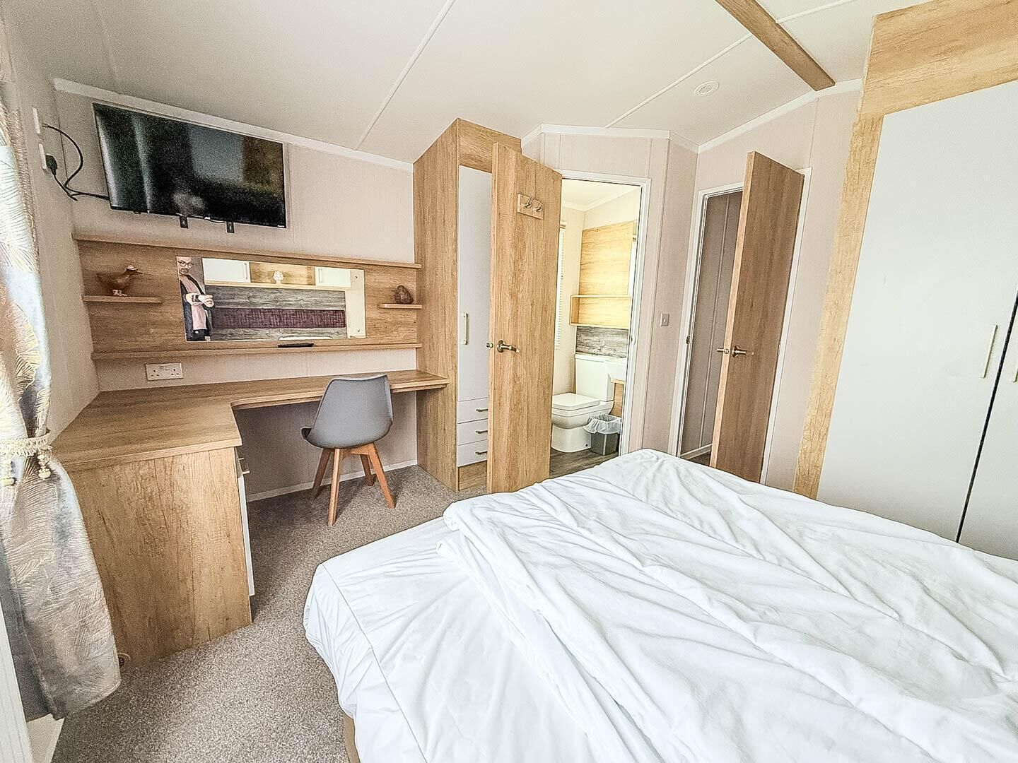 Homely Caravan With Decking In Lowestoft Ref 12097b - Lowestoft