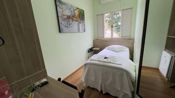 Quarto solteiro standard | Escrivaninha, espaço de trabalho para notebook