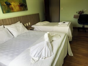 Standard Triple Room | Desk, laptop workspace, iron/ironing board, free WiFi - Hotel Bandeirantes (Ouro Preto)