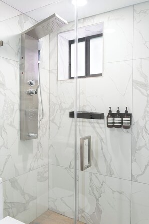 Sèche-cheveux, serviettes fournies, savon, papier toilette