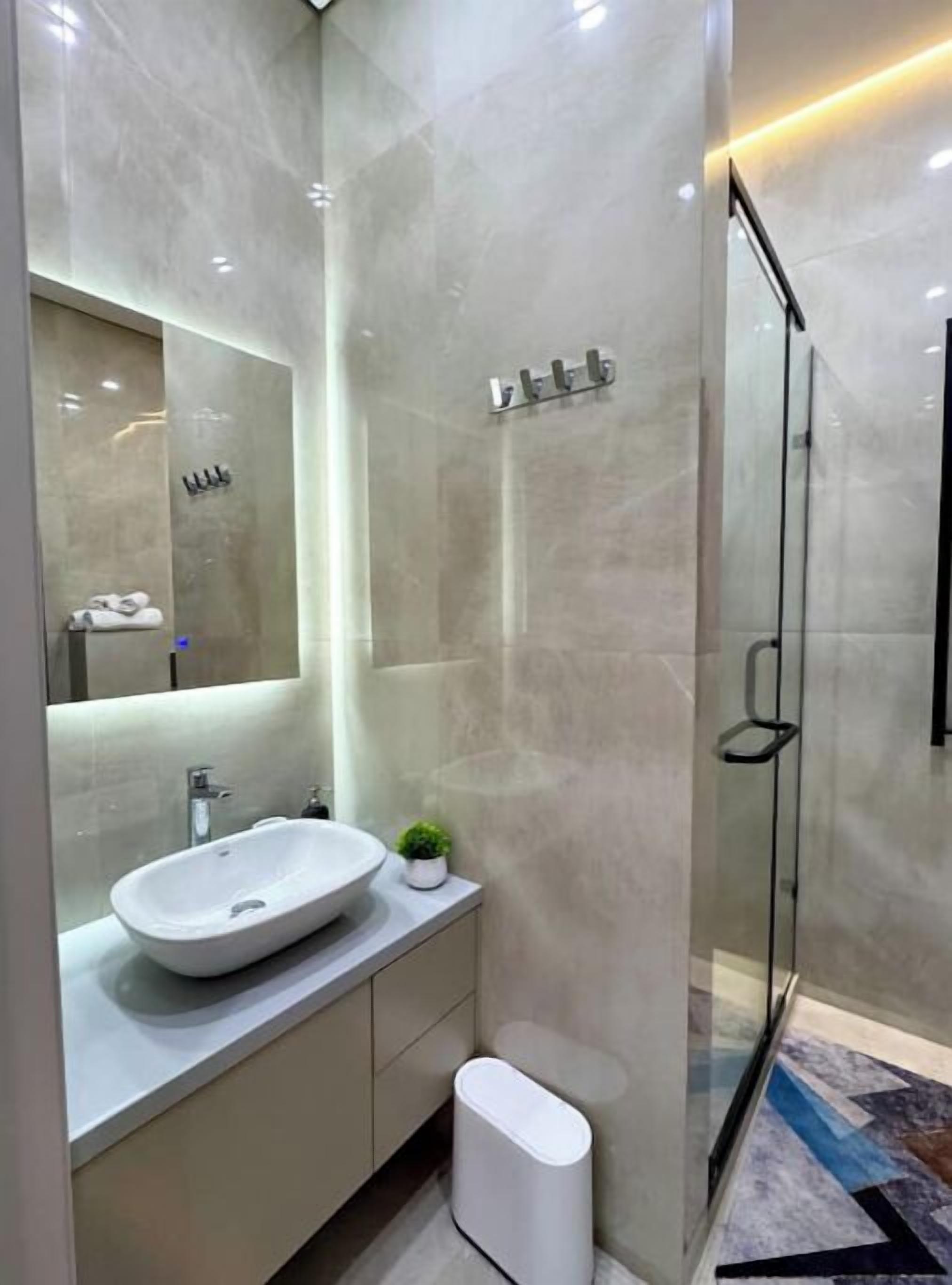 Een haardroger, een bidet, handdoeken, zeep