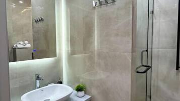 Een haardroger, een bidet, handdoeken, zeep