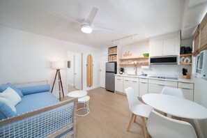 Living area - Charming 1-bedroom apartment in Waikiki. 1 block from the beach (Honolulu)